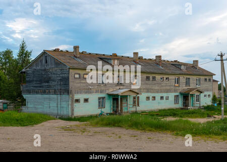 Insel SOLOWKI, Russland - 26. JUNI 2018: Blick auf die Häuser im Dorf Solowki auf einer polaren Sommer Tag, bei Sonnenuntergang. Oblast Archangelsk, Weißes Meer Stockfoto