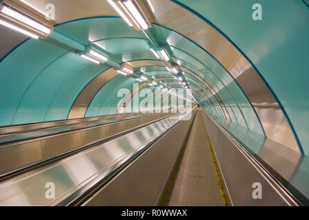 Unterirdische Verbindung unter Tuchkov Brücke, SPORTIVNAYA U-Bahnstation, Saint Petersburg, Russland Stockfoto