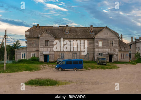 Insel SOLOWKI, Russland - 26. JUNI 2018: Baracke der Verwaltung des solowki Camp. Jetzt Wohnhaus im Dorf Solowki auf einer polaren Stockfoto