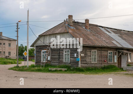 Insel SOLOWKI, Russland - 26. JUNI 2018: Barak Solovetsky Camp. Jetzt Wohnhaus im Dorf Solowki auf einer polaren Sommer Tag, bei Sonnenuntergang. Arkh Stockfoto