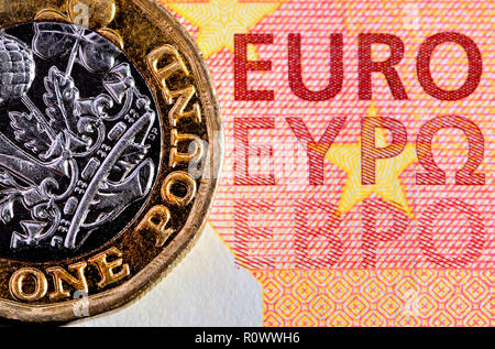 Britische £ 1 Münze auf 10 Euro Hinweis Stockfoto