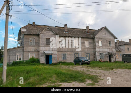 Insel SOLOWKI, Russland - 26. JUNI 2018: Baracke der Verwaltung des solowki Camp. Jetzt Wohnhaus im Dorf Solowki auf einer polaren Stockfoto