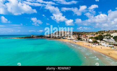 Antenne. Öffentlicher Strand in der Nähe der Scala dei Turchi. Realmonte, in der Nähe von Porto Empedocle, Sizilien, Italien. Stockfoto
