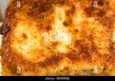 Nahaufnahme der knusprig paniertes Fischfilet Textur Stockfoto