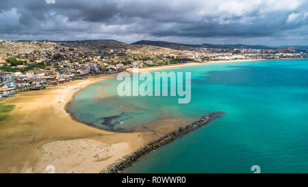 Antenne. Öffentlicher Strand in der Nähe der Scala dei Turchi. Realmonte, in der Nähe von Porto Empedocle, Sizilien, Italien. Stockfoto