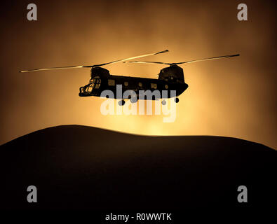 Silhouette der Transporthubschrauber, Soldaten rescue copter Operationen auf Sonnenuntergang Himmel Hintergrund. Fliegen in der Smog. 3D-Darstellung. Stockfoto