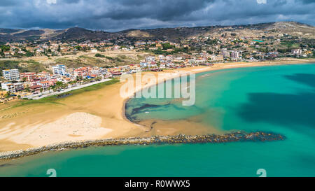 Antenne. Öffentlicher Strand in der Nähe der Scala dei Turchi. Realmonte, in der Nähe von Porto Empedocle, Sizilien, Italien. Stockfoto
