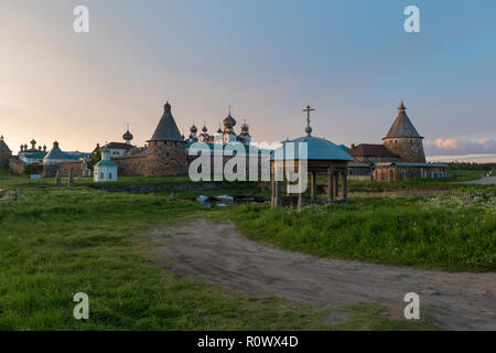 Blick auf solovetsky Kloster aus der Bucht von Wohlbefinden, Russland. Solovetsky Kloster ist auf der Liste des UNESCO Welterbes. Stockfoto