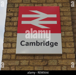 CAMBRIDGE, UK - ca. Oktober 2018: Bahnhof Cambridge Zeichen Stockfoto
