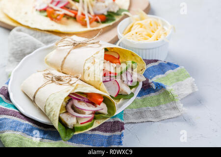Tortilla Wrap mit Huhn und Gemüse Stockfoto