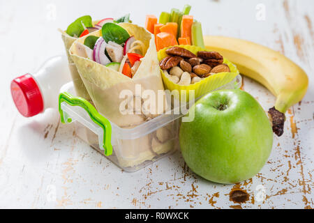 Mittagessen zu gehen mit Tortilla Wraps und Gemüse Stockfoto