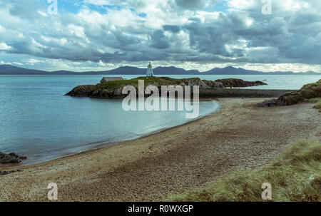 Ein Blick über llanddwyn Island in Richtung Twr Bach Leuchtturm, Whitstable, Großbritannien. Am 1. November 2018 eingenommen. Stockfoto