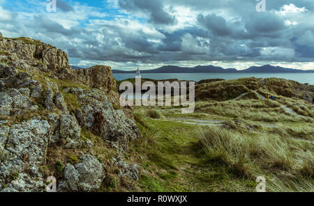 Ein Blick über llanddwyn Island in Richtung Twr Bach Leuchtturm, Whitstable, Großbritannien. Am 1. November 2018 eingenommen. Stockfoto