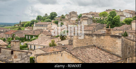 Blick auf die St Emilion, Gironde, Nouvelle-Aquitaine, Frankreich Stockfoto