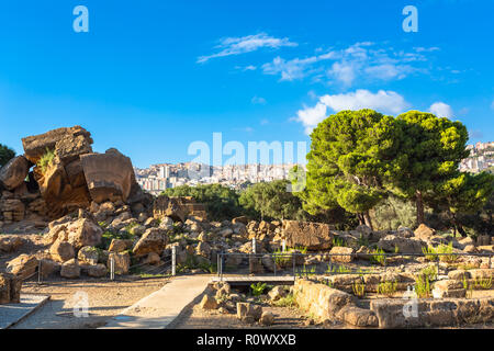 Tal der Tempel (Valle dei Templi) - Tal der antiken griechischen Tempel Ruinen im 5. Jahrhundert v. Chr., Agrigento, Sizilien, Italien gebaut. Stockfoto