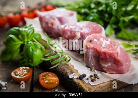 Raw Filet mignon Fleisch mit Gewürzen und Kräutern Stockfoto