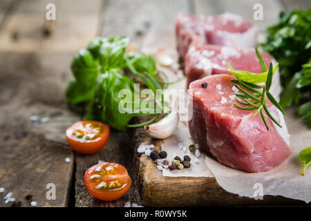 Raw Filet mignon Fleisch mit Gewürzen und Kräutern Stockfoto