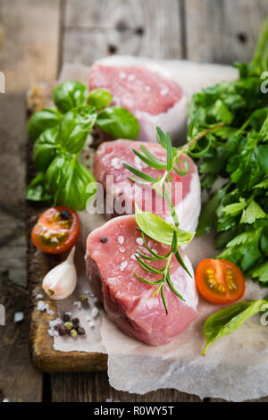 Raw Filet mignon Fleisch mit Gewürzen und Kräutern Stockfoto