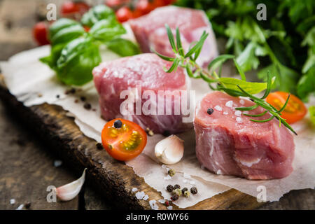 Raw Filet mignon Fleisch mit Gewürzen und Kräutern Stockfoto