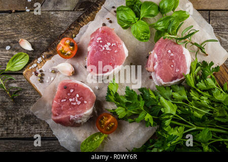 Raw Filet mignon Fleisch mit Gewürzen und Kräutern Stockfoto