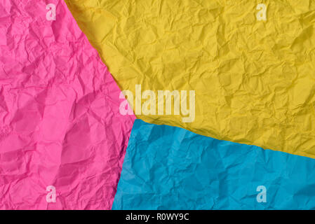 Gelb, Pink und Blau zerknittertes Papier Textur als Hintergrund. Konzept der Schule, abstrakten und Stress Stockfoto