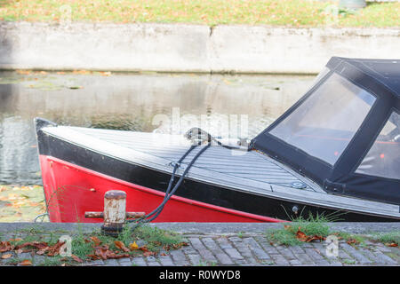 Kleines Motorboot am Pier am Kanal. Von der Seite. Stockfoto