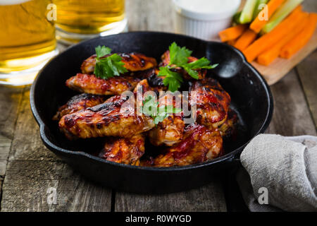 Chicken Wings in Gusseisen Skillet Stockfoto