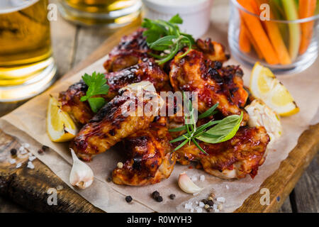 Chicken Wings in auf Holz board Stockfoto