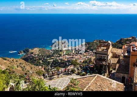 Castelmola, Italien - 27 September 2018: Der Blick aus dem kleinen Dorf Castelmola am Berg oberhalb von Taormina, mit Blick auf das Mittelmeer Stockfoto