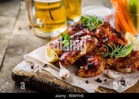 Chicken Wings in auf Holz board Stockfoto