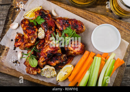 Chicken Wings in auf Holz board Stockfoto