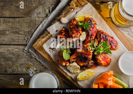 Chicken Wings in auf Holz board Stockfoto