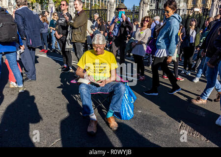 Mann sitzt in der Mitte von Protest. London, Großbritannien. 20. Oktober, 2018. Die Abstimmung März für Neue Brexit Referendum. Stockfoto