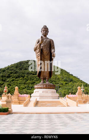 Große Bronze Statue von Buddha in Thailand von einem grünen Hügel - Foto in Thailand - Asien Stockfoto