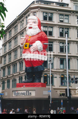 Whitcoulls Santa Auckland Neuseeland im Dezember 27 2008 vor der Renovierung im Jahr 2009. Ursprünglich im Jahre 1960 von den Landwirten Handelsunternehmen installiert ein riesiger Weihnachtsmann auf ihre Gebäude an der Ecke der Hobson Street und Wyndham Street in Auckland errichtet. Die riesigen Santa ist ein Wahrzeichen in Auckland werden Stockfoto