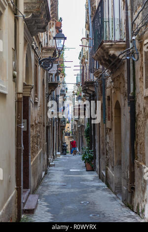 Syrakus, Italien - 20 September, 2018: die Straße Schmal in Ortigia. Kleine Insel, die das historische Zentrum der Stadt Syrakus, Sizilien. Italien. Stockfoto