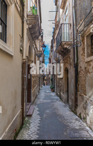 Gasse in Ortigia. Kleine Insel, die das historische Zentrum der Stadt Syrakus, Sizilien. Italien. Stockfoto