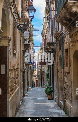Gasse in Ortigia. Kleine Insel, die das historische Zentrum der Stadt Syrakus, Sizilien. Italien. Stockfoto