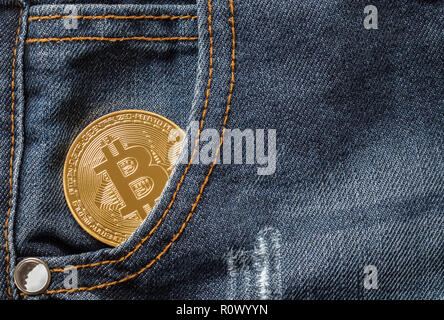 In der Nähe von Golden bitcoin in der Jeans Tasche Stockfoto