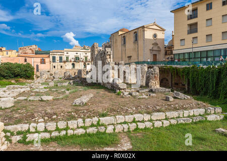 Tempel des Apollo. Eine der wichtigsten antiken griechischen Monumenten auf Ortygia, vor der Piazza Pancali in Syrakus, Sizilien, Italien. Stockfoto