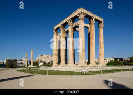 Athen. Griechenland. Den Tempel des Olympischen Zeus (olympieion) und der Akropolis im Hintergrund. Stockfoto