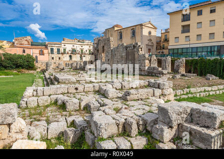 Tempel des Apollo. Eine der wichtigsten antiken griechischen Monumenten auf Ortygia, vor der Piazza Pancali in Syrakus, Sizilien, Italien. Stockfoto