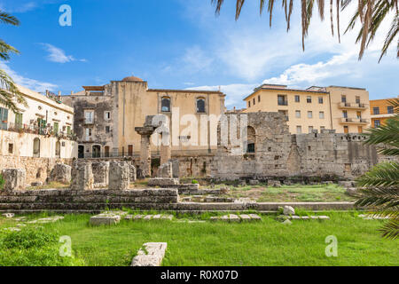 Tempel des Apollo. Eine der wichtigsten antiken griechischen Monumenten auf Ortygia, vor der Piazza Pancali in Syrakus, Sizilien, Italien. Stockfoto