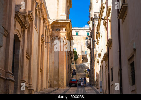 Schmale traditionelle Straße in Noto, Sizilien, Italien. Stockfoto