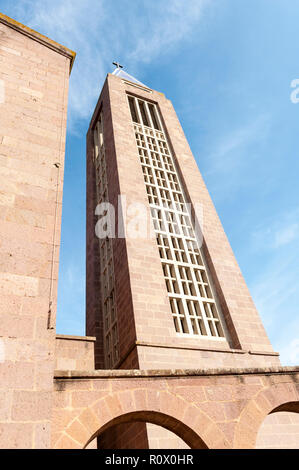 Moderne Kirche in Fertilia, Sardinien, von Mussolini gebaut Stockfoto