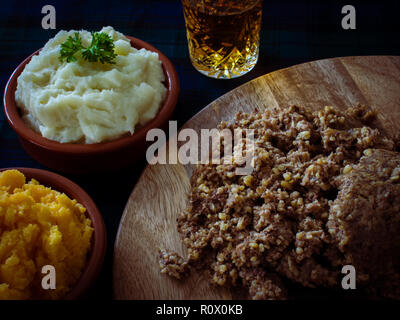 Haggis, mit Kartoffelbrei, Kartoffelpüree Schwede und ein wee dram von Scotch Whisky. Burns Night, Schottland Stockfoto