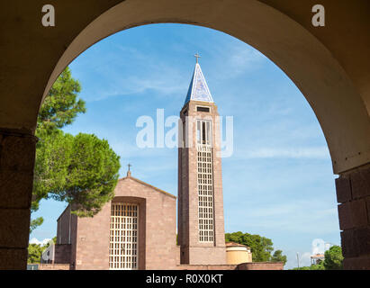 Moderne Kirche in Fertilia, Sardinien, von Mussolini gebaut Stockfoto