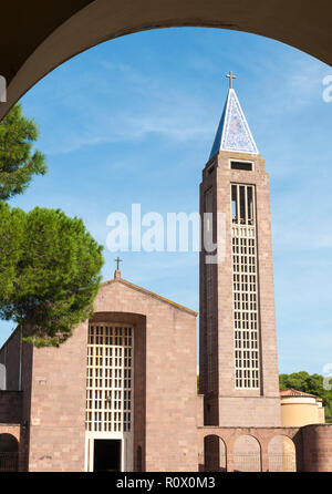 Moderne Kirche in Fertilia, Sardinien, von Mussolini gebaut Stockfoto