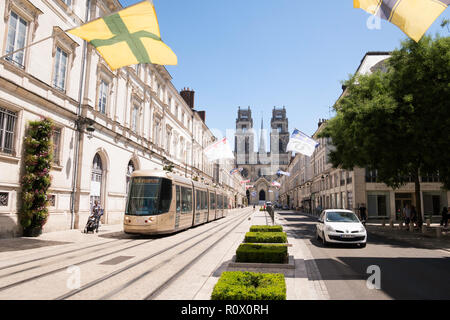 Straßenbahn in der Rue Jeanne d'Arc, Orléans, Center-Val de Loire, Frankreich, Europa Stockfoto