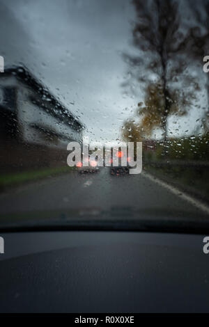 Regen auf der Autobahn, starker Regen auf der Frontscheibe, der Windschutzscheibe während der Fahrt auf der Autobahn im Auto, Van, Lkw, gefährlichen Fahrbedingungen. Stockfoto